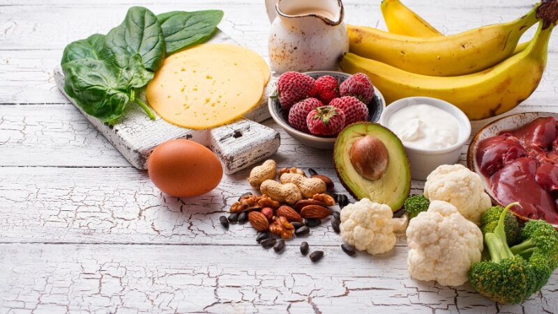 Durch eine ausgewogene Ernährung lassen sich Mangelzeichen an den Fingernägeln vorbeugen.